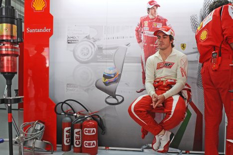 Fernando Alonso venter pænt på at skulle ud at køre
(Foto: Ferrari Media)